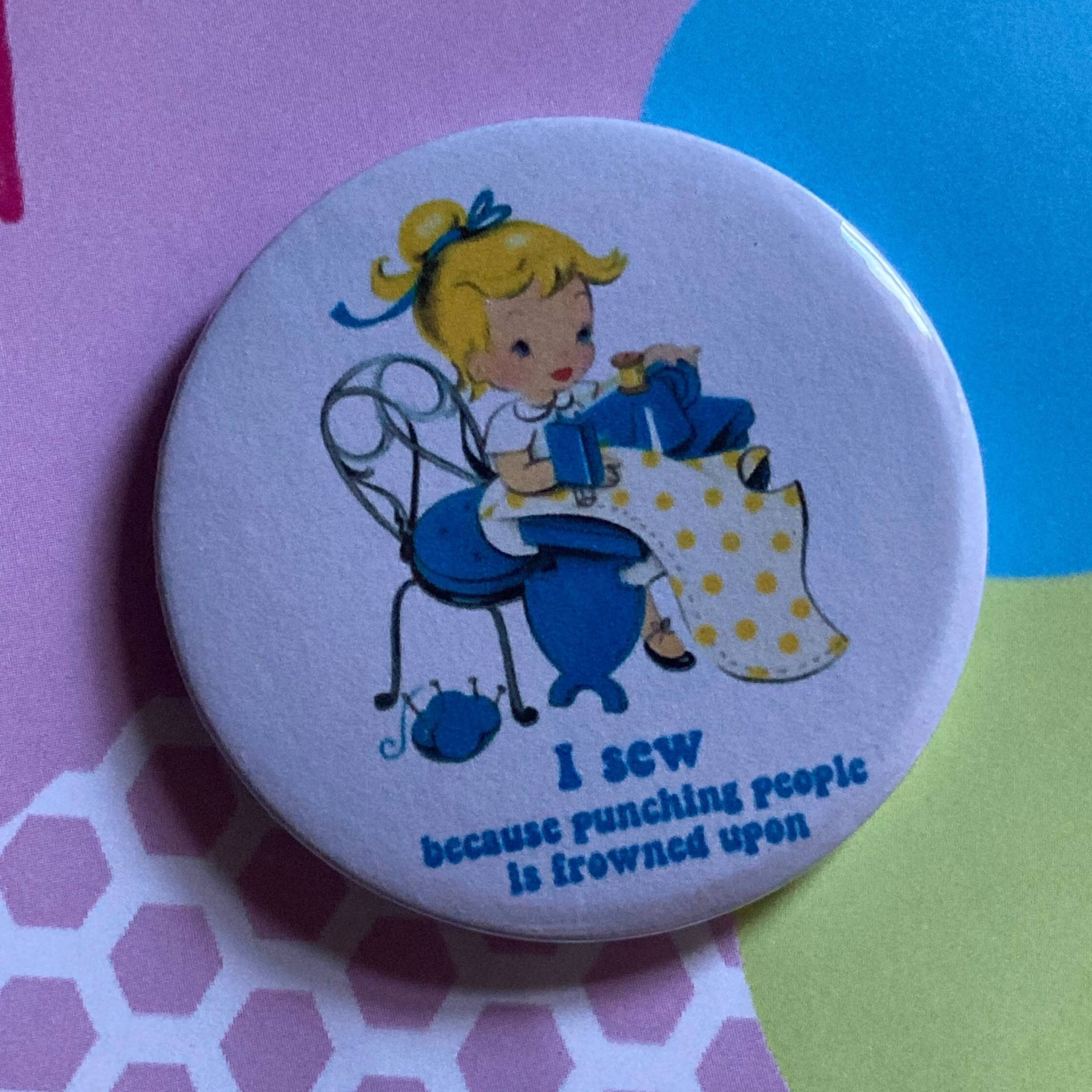 Vintage Mashup Pin Abzeichen - Ich Nähe, Weil Menschen Schlagen Verpönt Ist von LifesBigCanvas