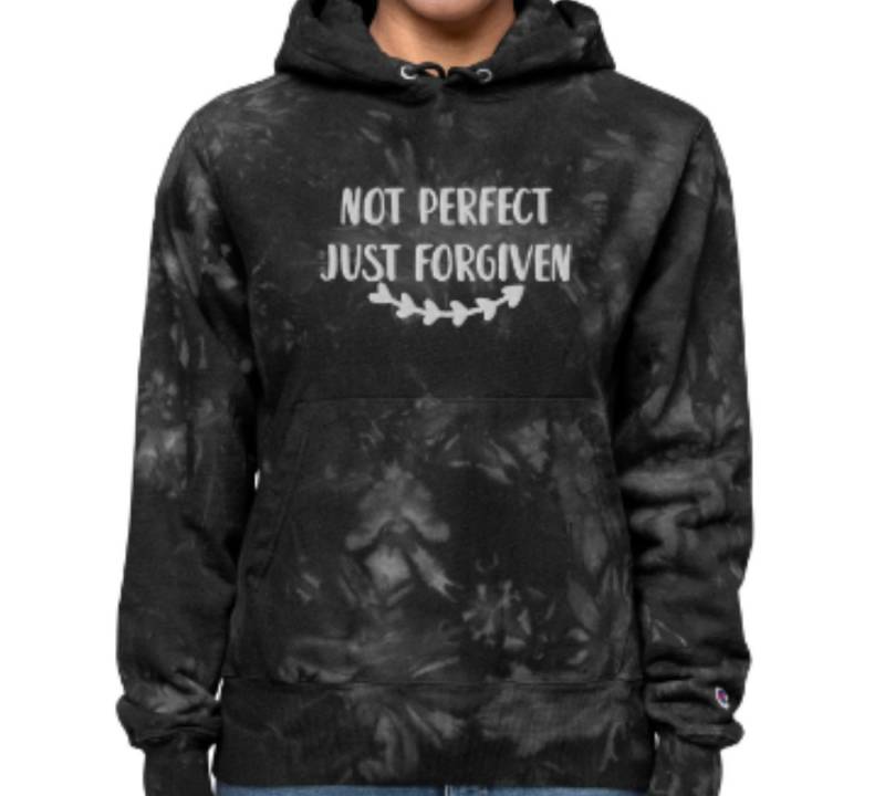 Tie-Dye Hoodie, Bestickter Kapuzenpullover, Not Perfect Just Forgiven von LifesSimpleSpot
