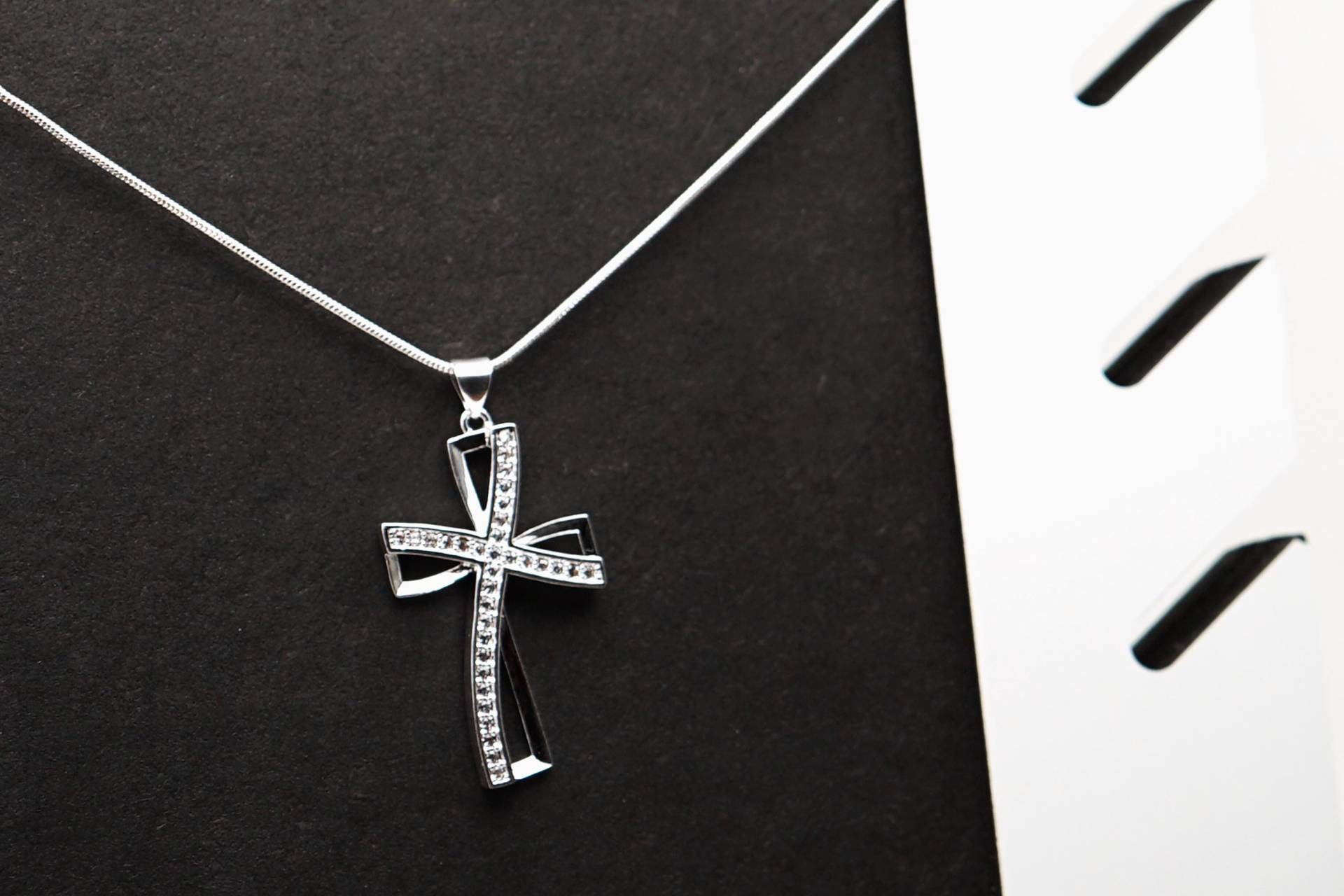 Hochwertige Halskette Mit Kreuz Aus Silber, Hochwertiger Aufbewahrungsbox von LifestyleByDK