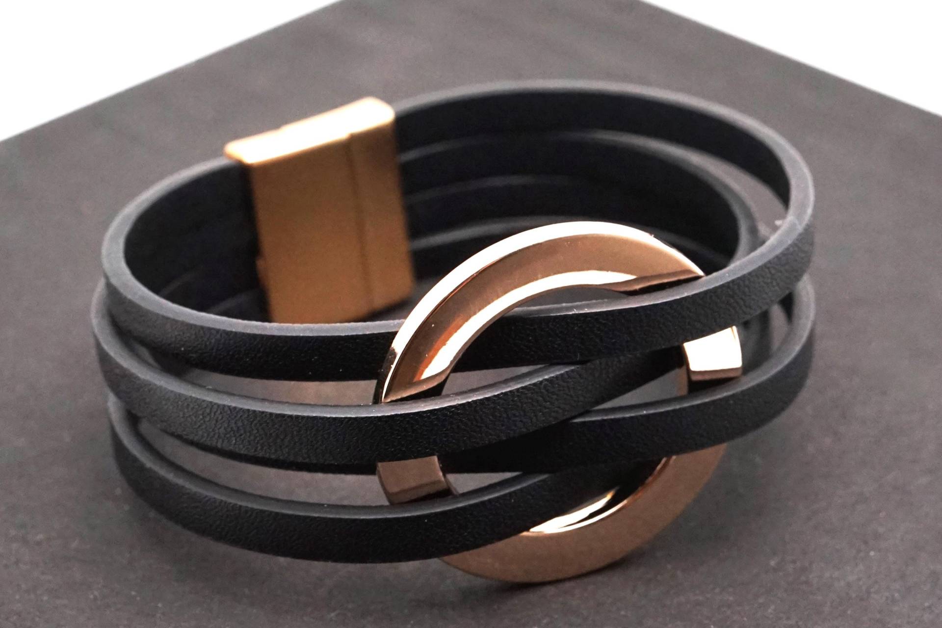Elegantes Lederarmband Mit Metallelementen, Magnetverschluss von LifestyleByDK