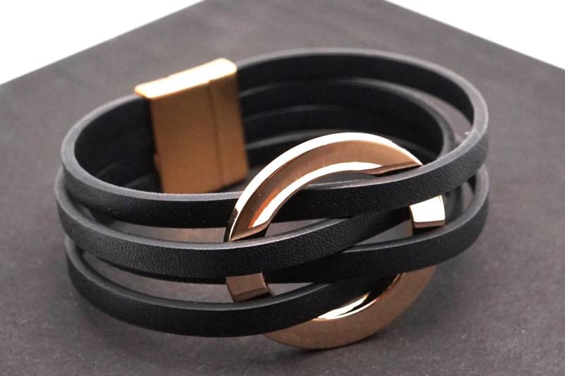 Elegantes Lederarmband Mit Metallelementen, Magnetverschluss Elegantes Lederarmband Mit Metallelementen, Magnetverschluss von LifestyleByDK