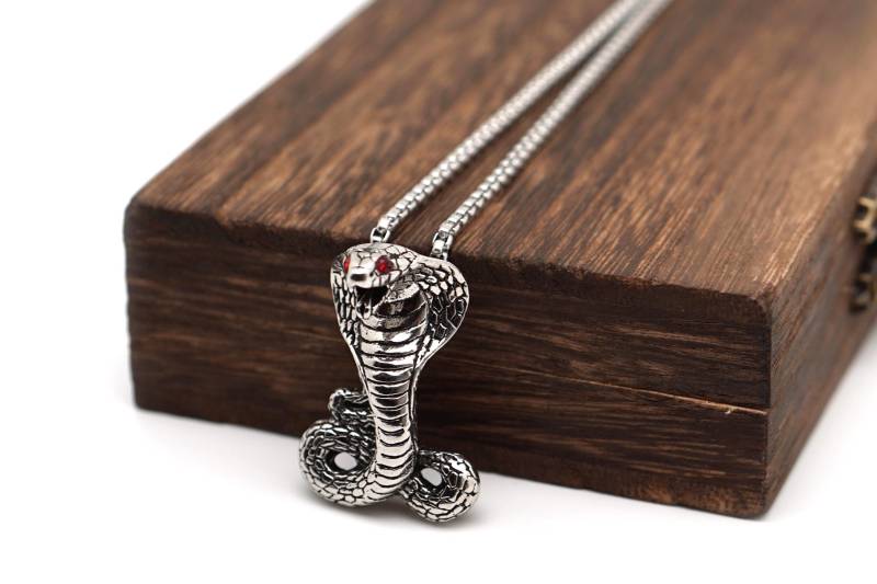 Halskette Mit Einzigartiger Cobra Als Anhänger Halskette Mit Einzigartiger Cobra Als Anhänger von LifestyleByDK