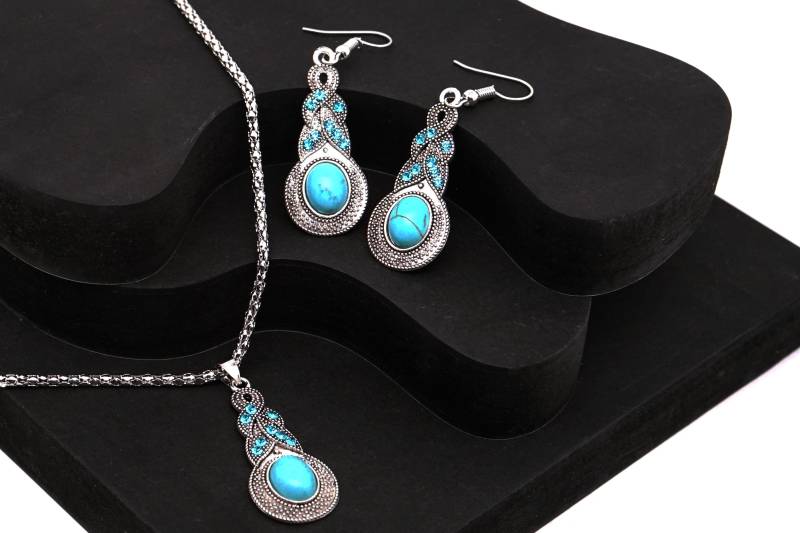 Halskette Mit Ohrringen, Elegantes Türkis Schmuckset Halskette Mit Ohrringen, Elegantes Türkis Schmuckset von LifestyleByDK