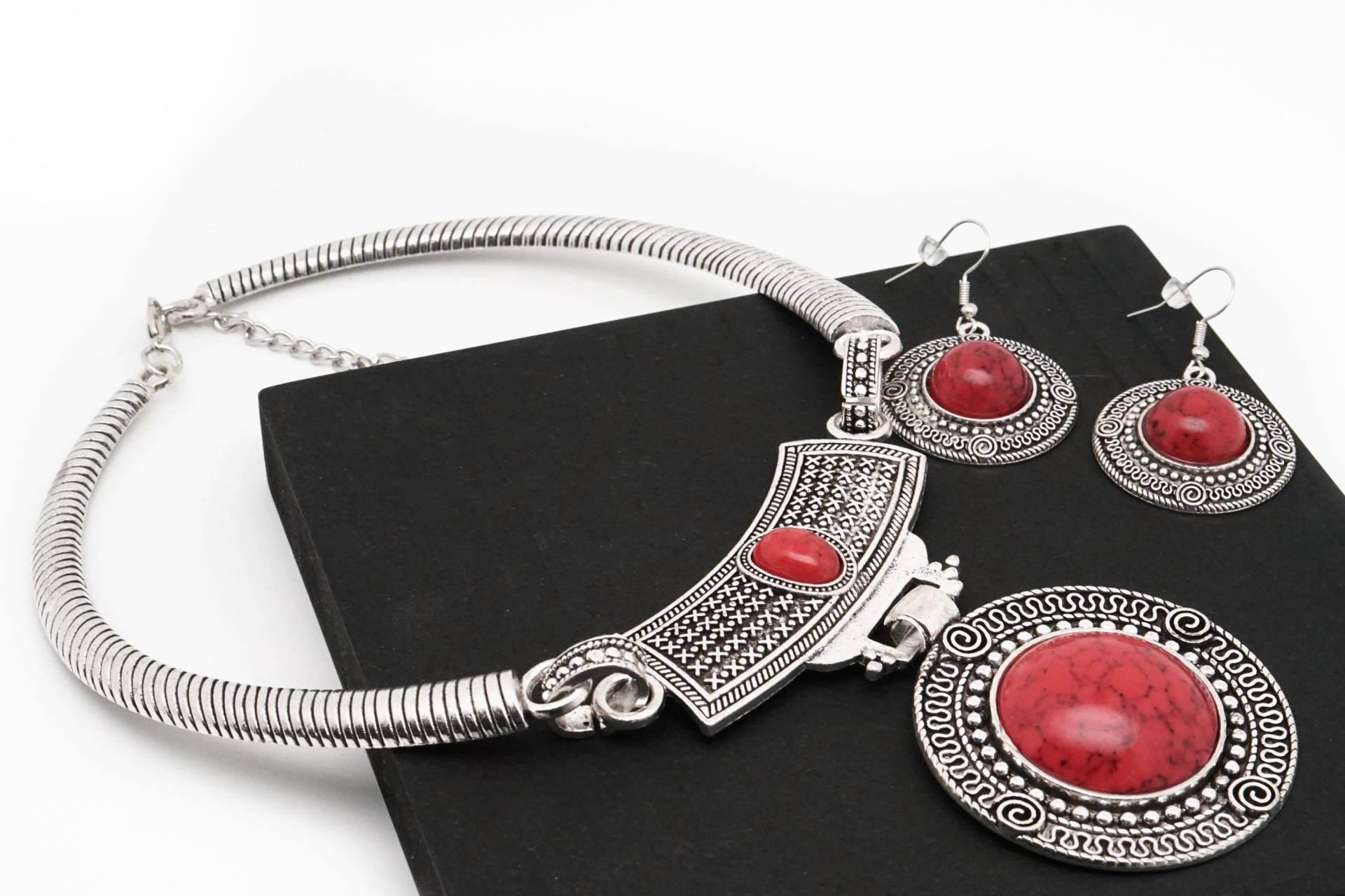Schmuckset Mit Roten Highlights, Das Perfekte Geschenk Für Stilbewusste Frauen Schmuckset Mit Roten Highlights, Das Perfekte Geschenk Für Stilbewusste Frauen von LifestyleByDK