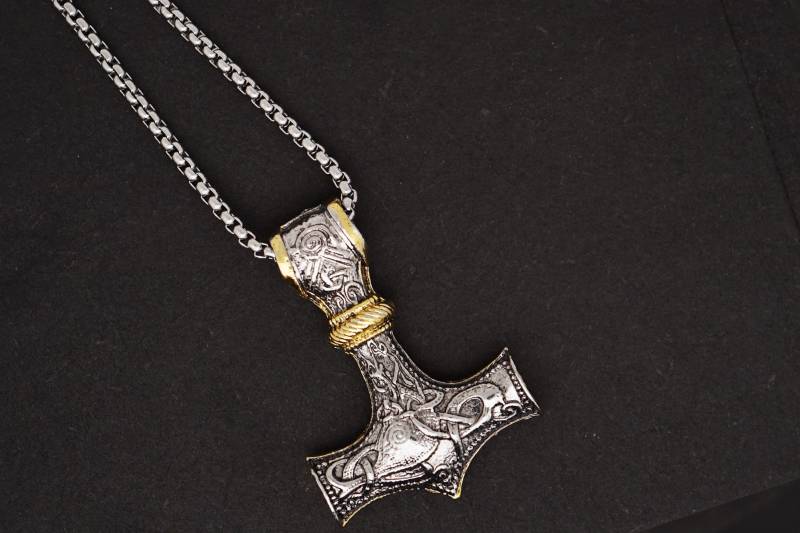 stilvolle Halskette Mit Einzigartigem Hammer Anhänger von LifestyleByDK