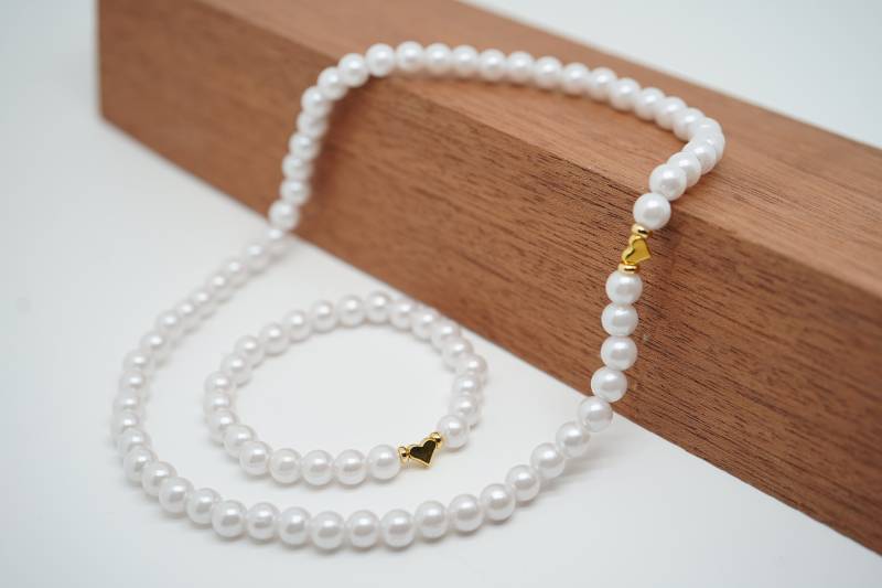 Einzigartiges Schmuckset Perlen Und Goldakzente in Armband Halskette. Geschenkidee, Dehnbar, Perlen, Herz Einzigartiges Schmuckset Perlen Und Goldakzente in Armband Halskette. Geschenkidee, Dehnbar, Perlen, Herz von LifestyleByDana