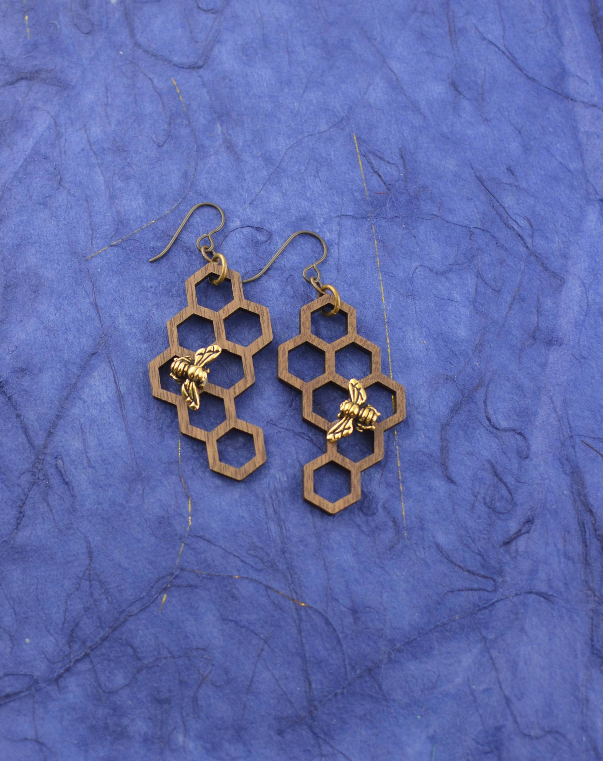 Holz Bienenwabe Gold Bienen Baumeln Ohrringe Mit Hypoallergenen Niobium Ohrhaken, Natur Boho Ohrringe, Honigbiene Geschenk, Leichter Ohrring Holz Bienenwabe Gold Bienen Baumeln Ohrringe Mit Hypoallergenen Niobium Ohrhaken, Natur Boho Ohrringe, Honigbiene Geschenk, Leichter Ohrring von LightAmplified