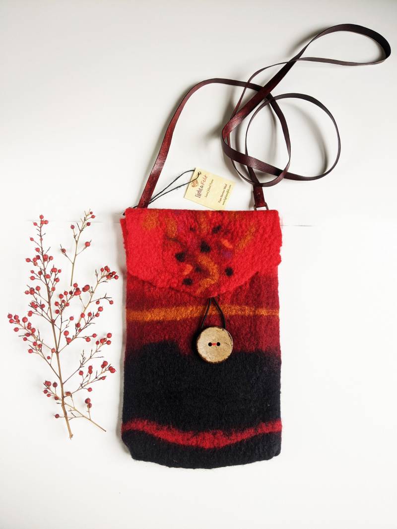 Gefilzte Umhängetasche in Rot & Schwarz Gefilzte Umhängetasche in Rot & Schwarz von LightAndFelt