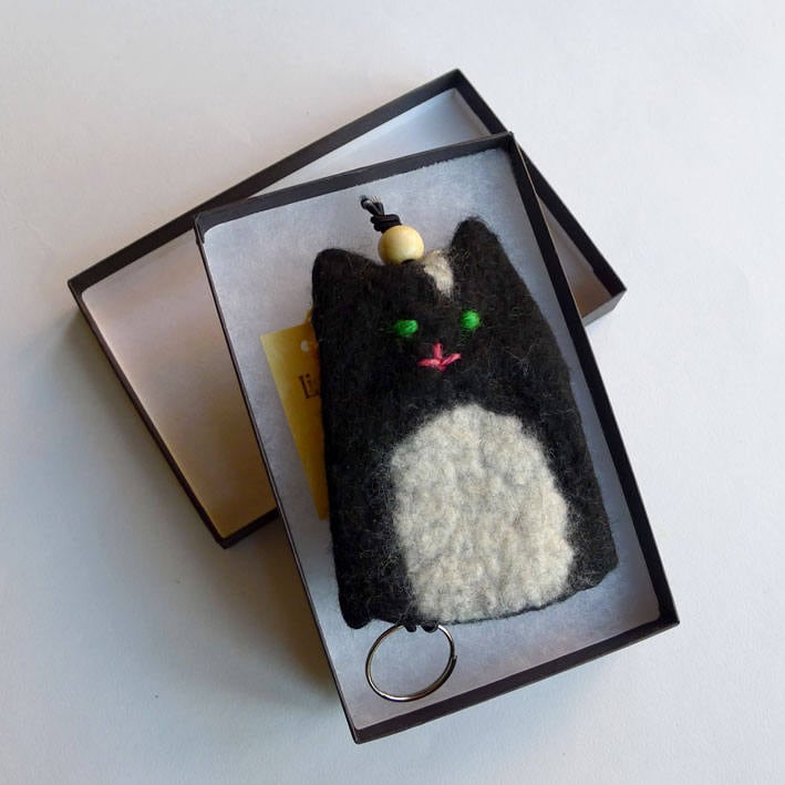 Handgefilzte Katze Schlüsseltasche, Schlüsselanhänger Black & White Kitty Schlüsselanhänger von LightAndFelt