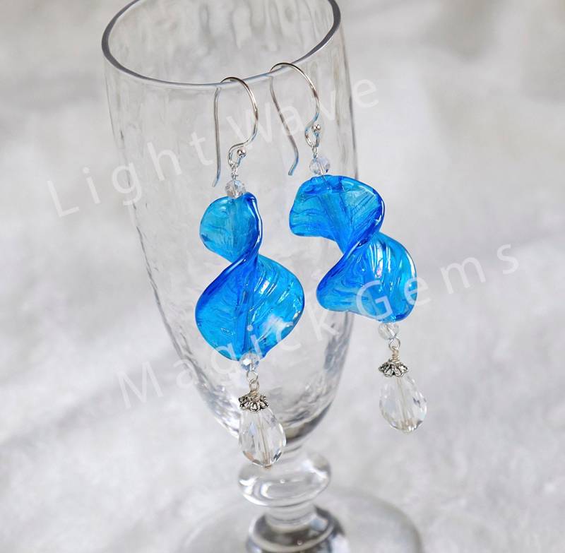 Ab Blau Twist Meerjungfrau Glas Blatt Ohrringe Mit Sterling Ohrhaken von LightWaveMagickGems