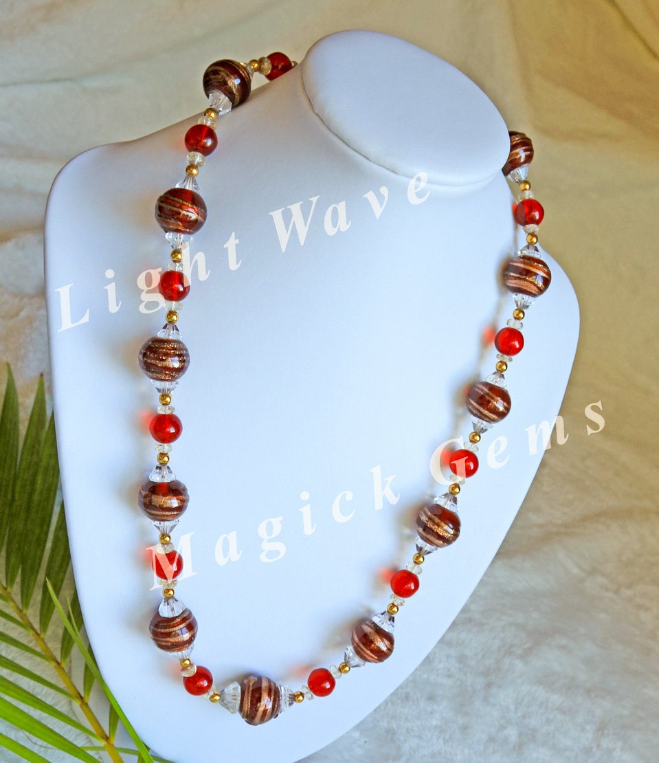 Royal Crimson Halskette ~ Vintage Vault Seltene Perlen Mit Kristall Und Gold Akzenten Royal Crimson Halskette ~ Vintage Vault Seltene Perlen Mit Kristall Und Gold Akzenten von LightWaveMagickGems