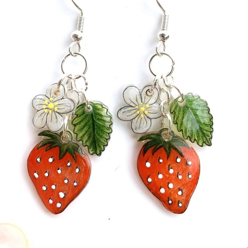 Handgemachte Erdbeer-Ohrringe - Zarte, Fruchtige Hängeohrringe Als Sommerliches Geschenk Leichter Ohrschmuck in Filigranem Design von LightandColoursDE