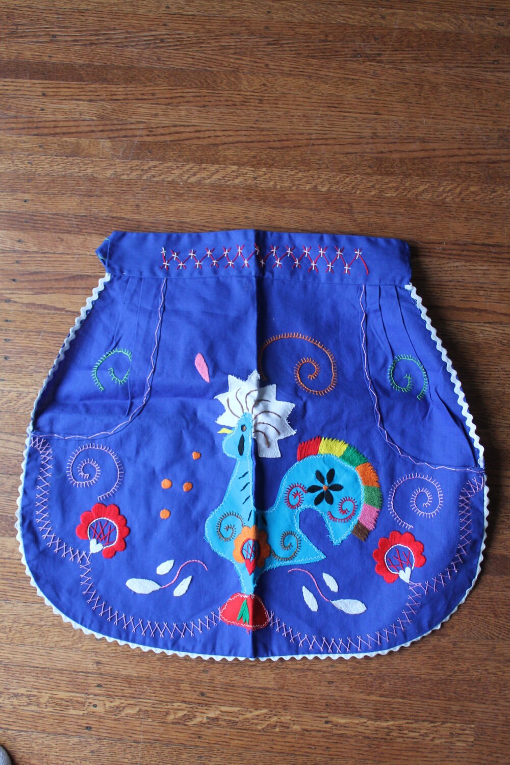 50Er Jahre Baumwollstickerei Fiesta Hahn Motiv Schürze Country Festival Party Ethnic Bunt Königsblau Baumwollschürze Hand Made von Liinaloom