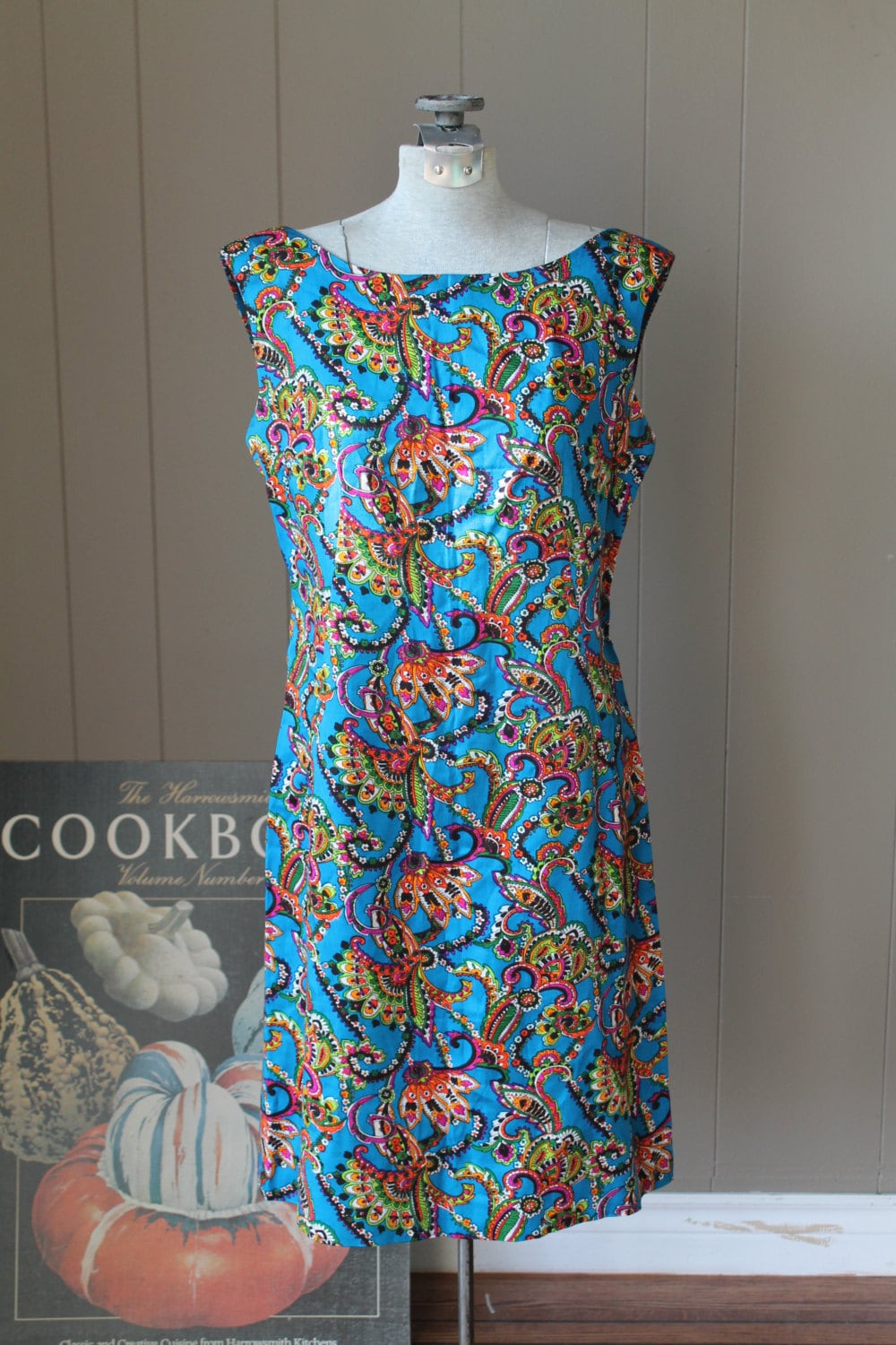 60Er Jahre Liberty Style Print Viyella Etuikleid Tiefer V Rücken Teal Blau Paisley Kleid Small von Liinaloom