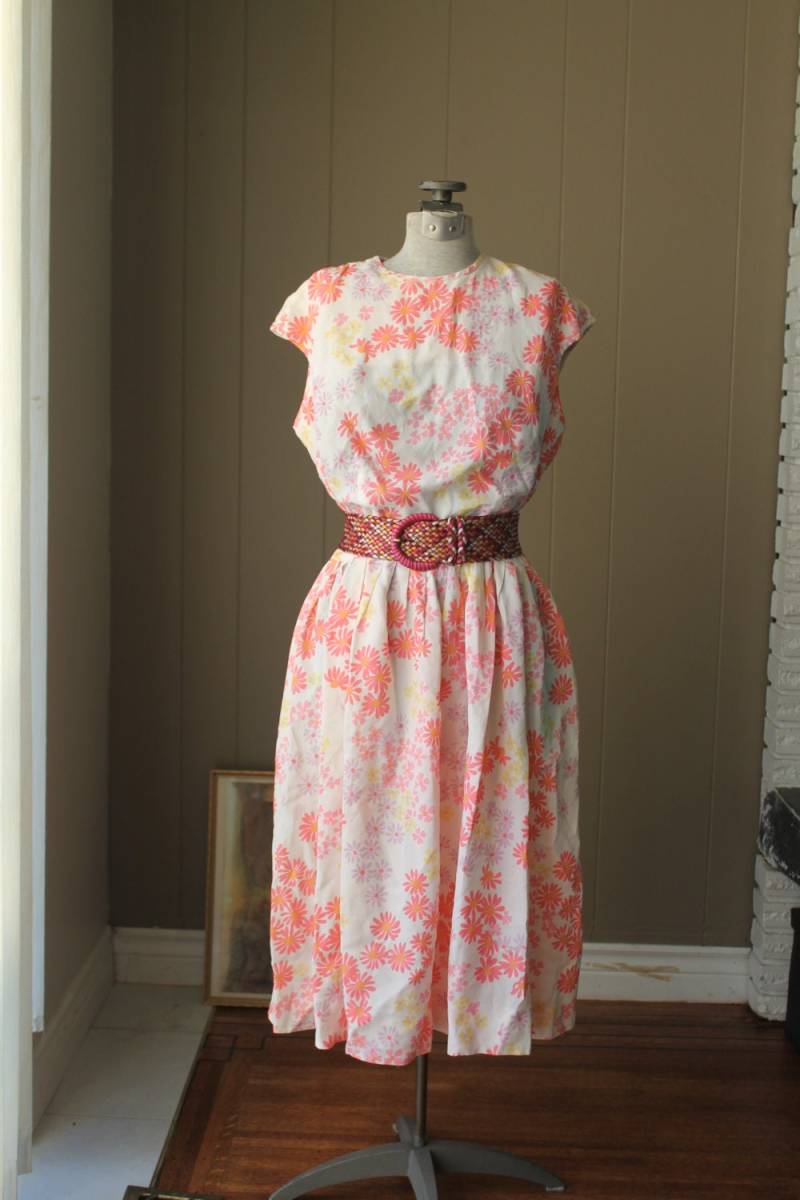 60Er Jahre Stacey Ames Kleid, Frühlingskleid, Fit & Flare Daisy Print Viskose Floral Rosa von Liinaloom