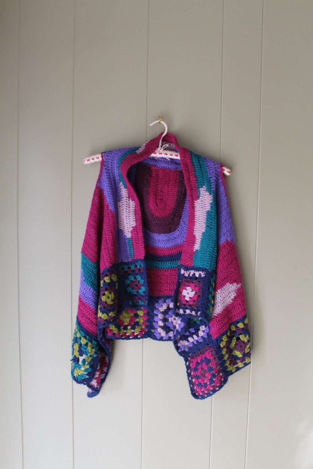 70Er Oma Quadrat Weste Häkelweste Handgemachte Strick Boho Hippie Mehrfarbig Small Medium 70Er Oma Quadrat Weste Häkelweste Handgemachte Strick Boho Hippie Mehrfarbig Small Medium von Liinaloom