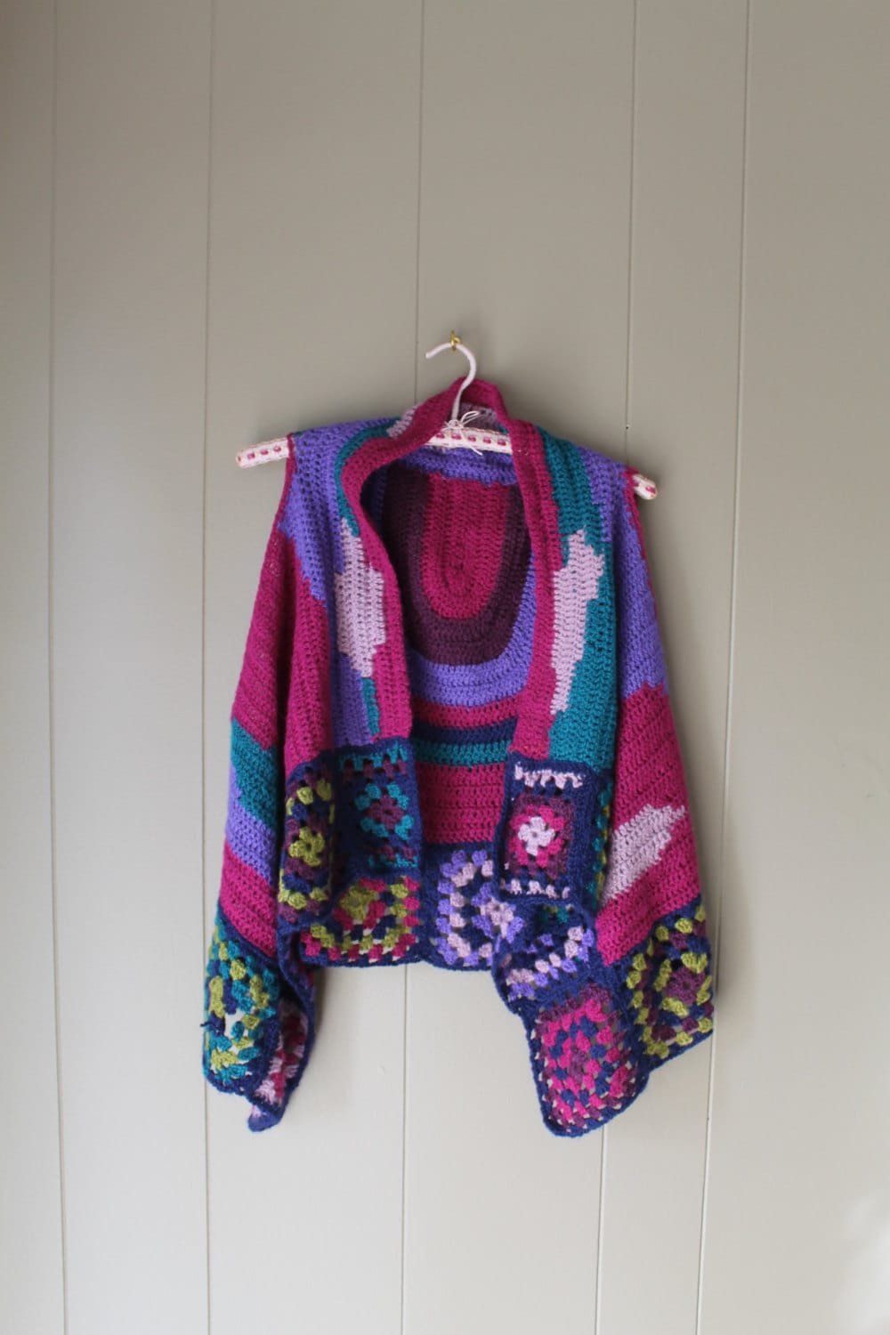 70Er Oma Quadrat Weste Häkelweste Handgemachte Strick Boho Hippie Mehrfarbig Small Medium von Liinaloom