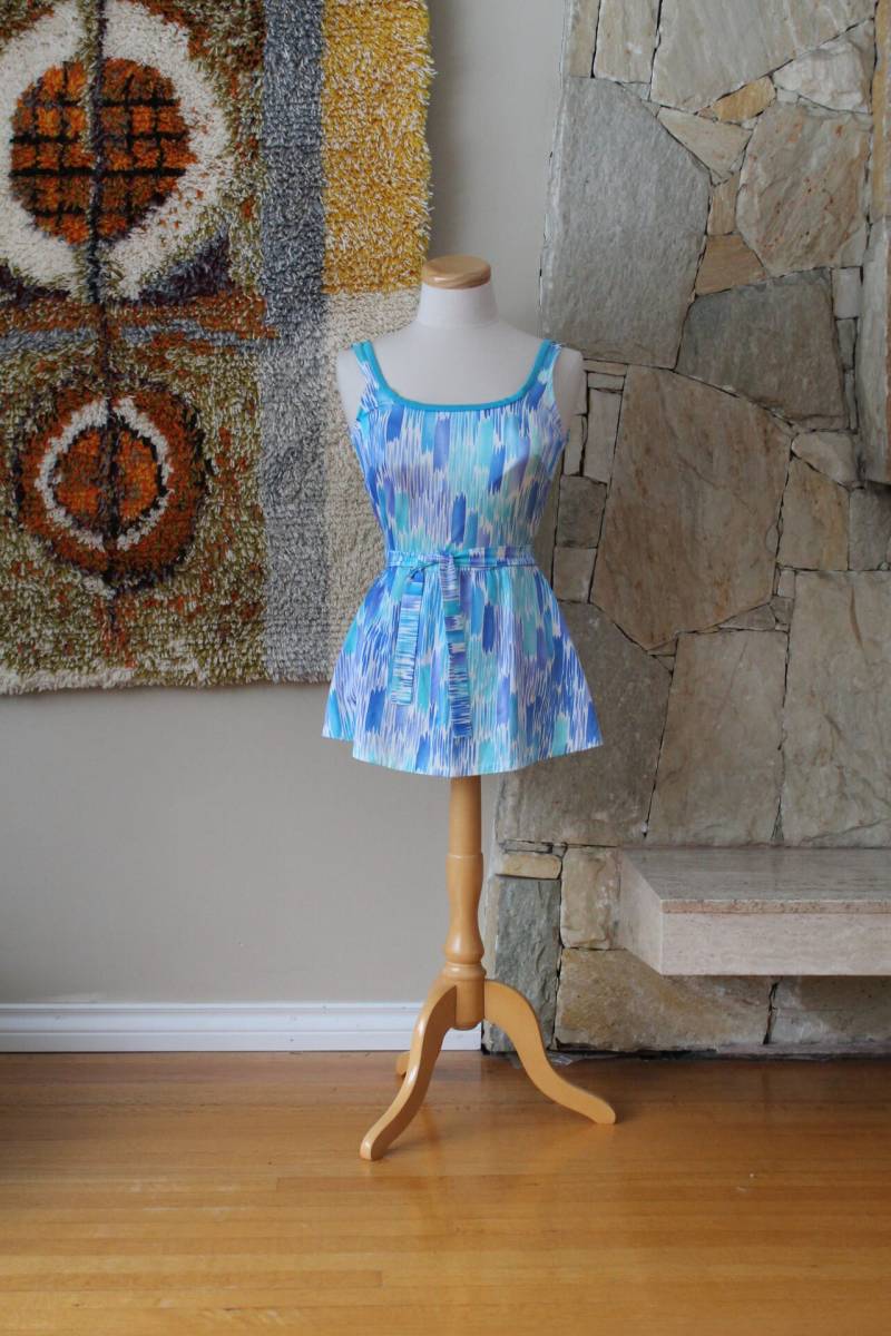 70Er Vintage Badeanzug Blau Türkis Violett Mit Schürze Vorgeformter Bh Gr. 16 von Liinaloom