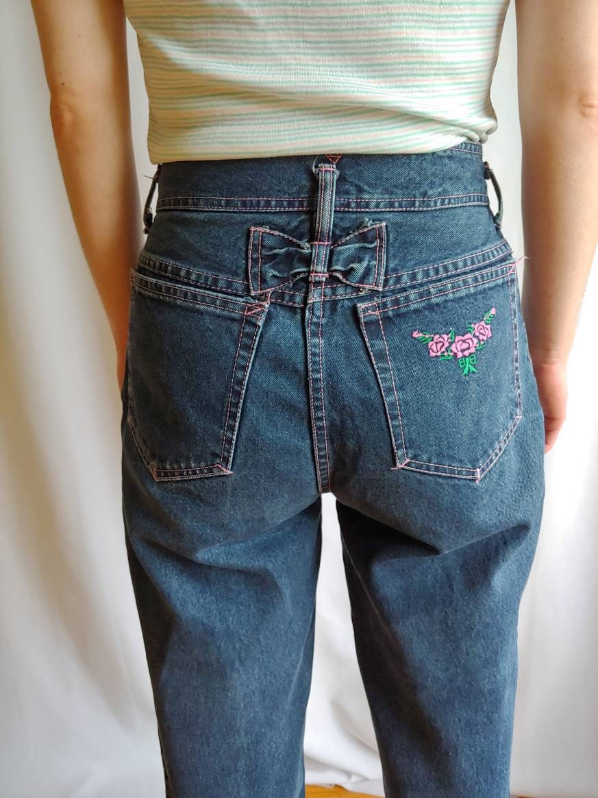 80Er Jahre High Waisted Jeans Bestickt Taille Reißverschluss Knöchel Zierlich Abgeschnitten 28-Zoll-Taille 25-Zoll-Aufstieg von Liinaloom