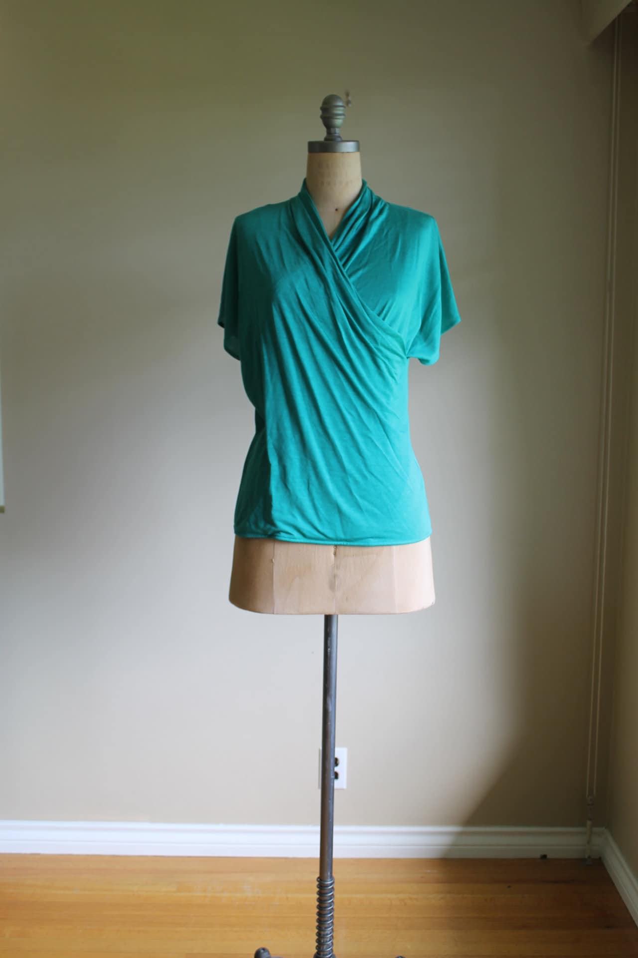 80Er Jahre Kelly Green Wrap Strickbluse Christie & Jill Rayon Knit Lumineszierende Wasserfallausschnitt Dolman Ärmel Medium Hong Kong von Liinaloom