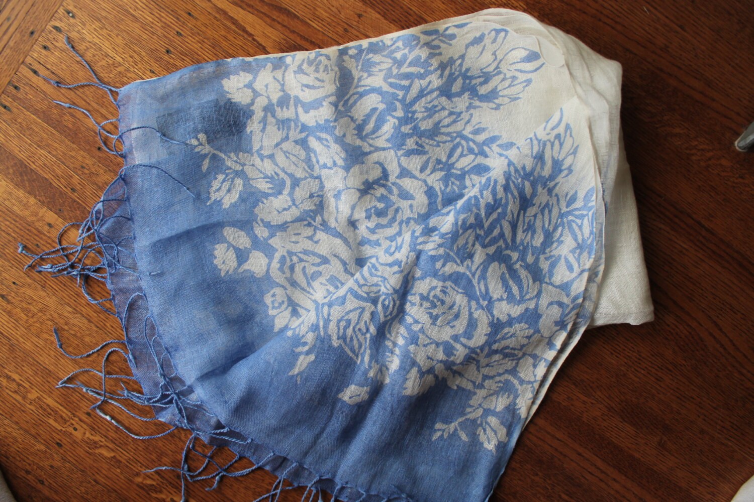 Deadstock Pure Linen Wrap Blau Und Weiß Floral Schal Groß Fransen Schultertuch New Old Stock von Liinaloom