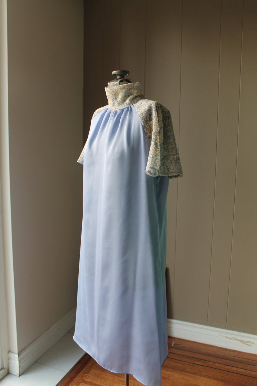 Handmade Seidiger Blauer Hoher Kragen Flatterärmel Etuikleid Rayon Spitze Elegante Designer Seidenparty Hochzeitsgast Schlüsselloch Zurück von Liinaloom