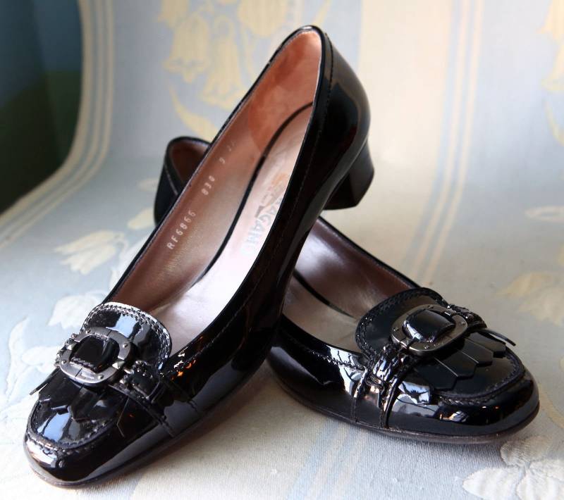 Salvatore Ferragamo Lackleder Slip Auf Loafers Oder Pumps Mit Niedrigem Absatz Größe 9 2A Silberschnalle von Liinaloom