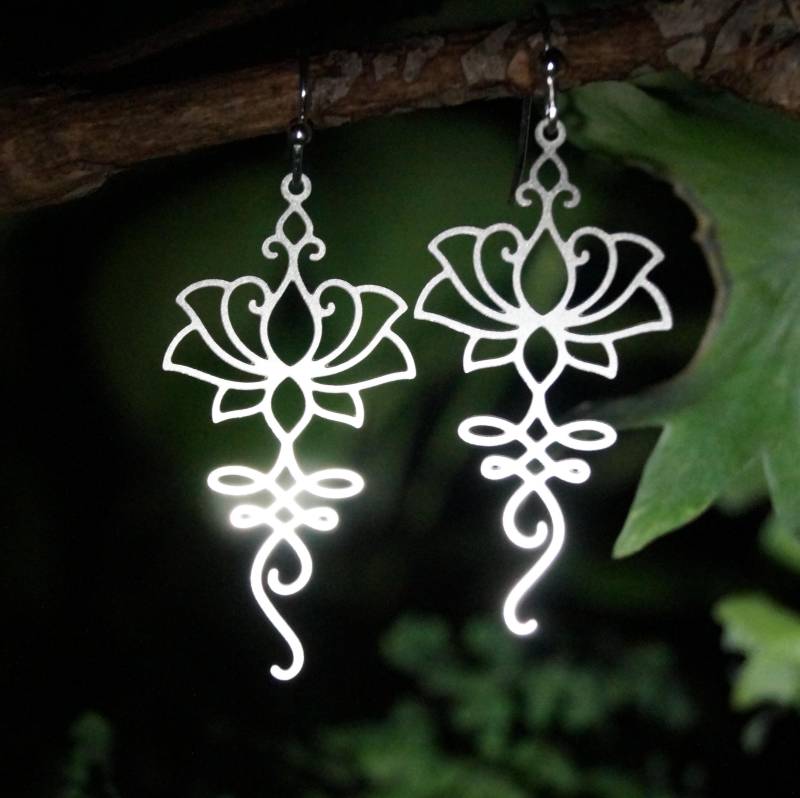 Edelstahl Ohrringe Mit Lotusblüte Und Unalome Symbol von Liindera