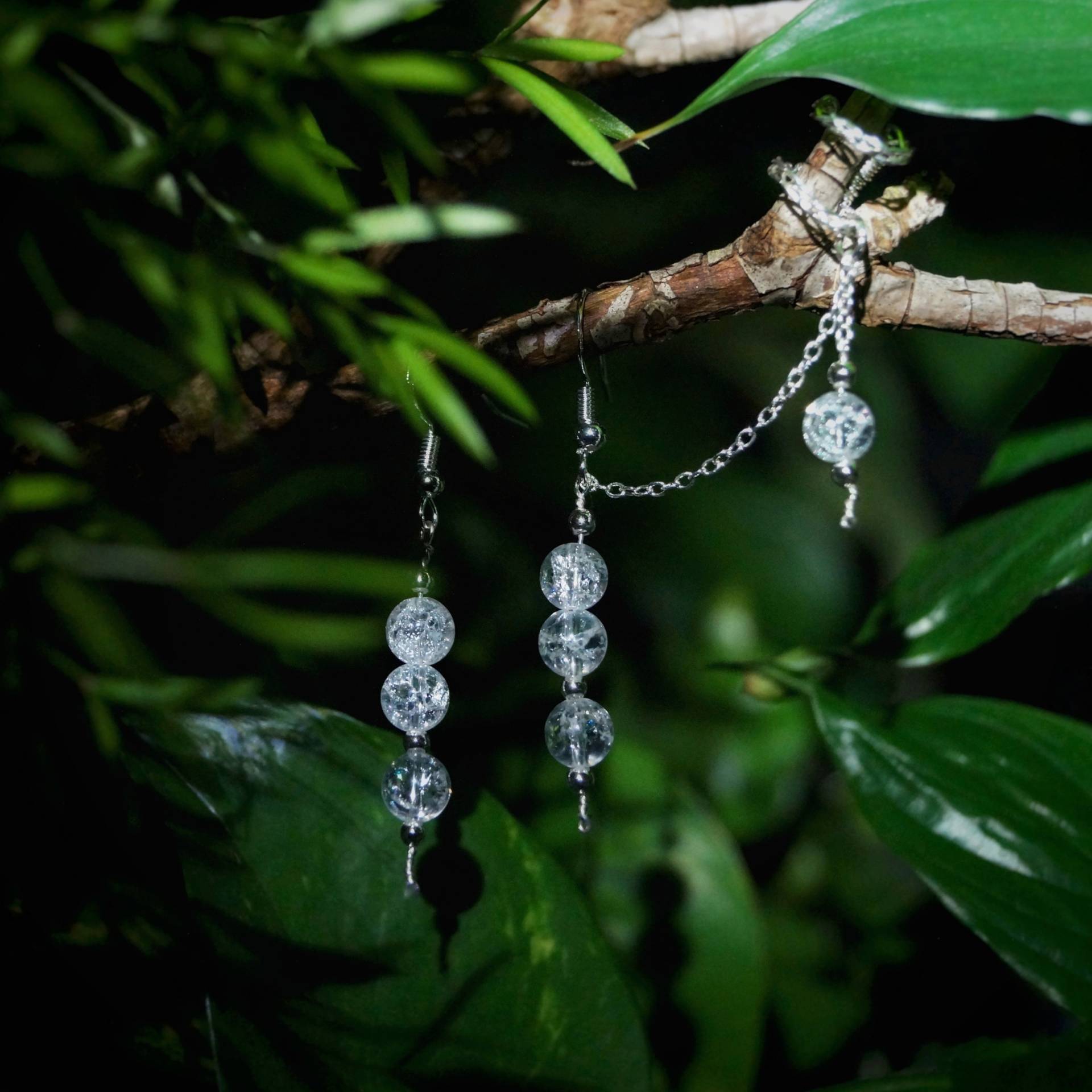 Gesplitterte Bergkristall Ohrringe Mit Einem Ear Cuff Gesplitterte Bergkristall Ohrringe Mit Einem Ear Cuff von Liindera