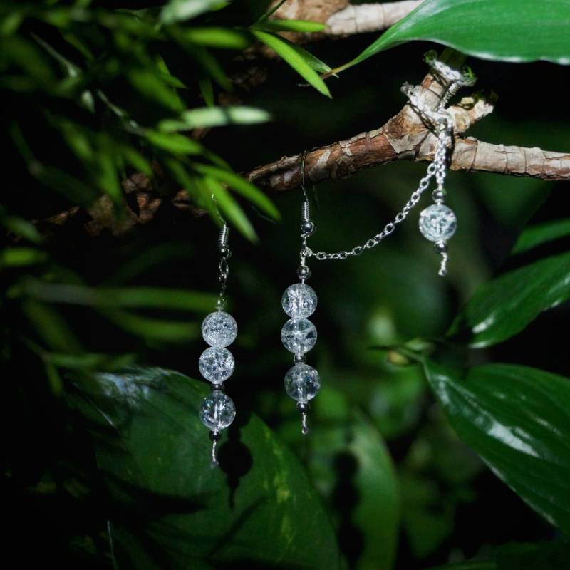 Gesplitterte Bergkristall Ohrringe Mit Einem Ear Cuff von Liindera