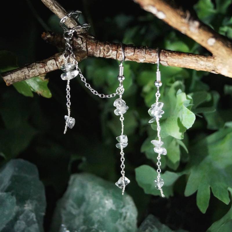 Ohrringe Mit Bergkristall-Splitterperlen Und Ear Cuff von Liindera