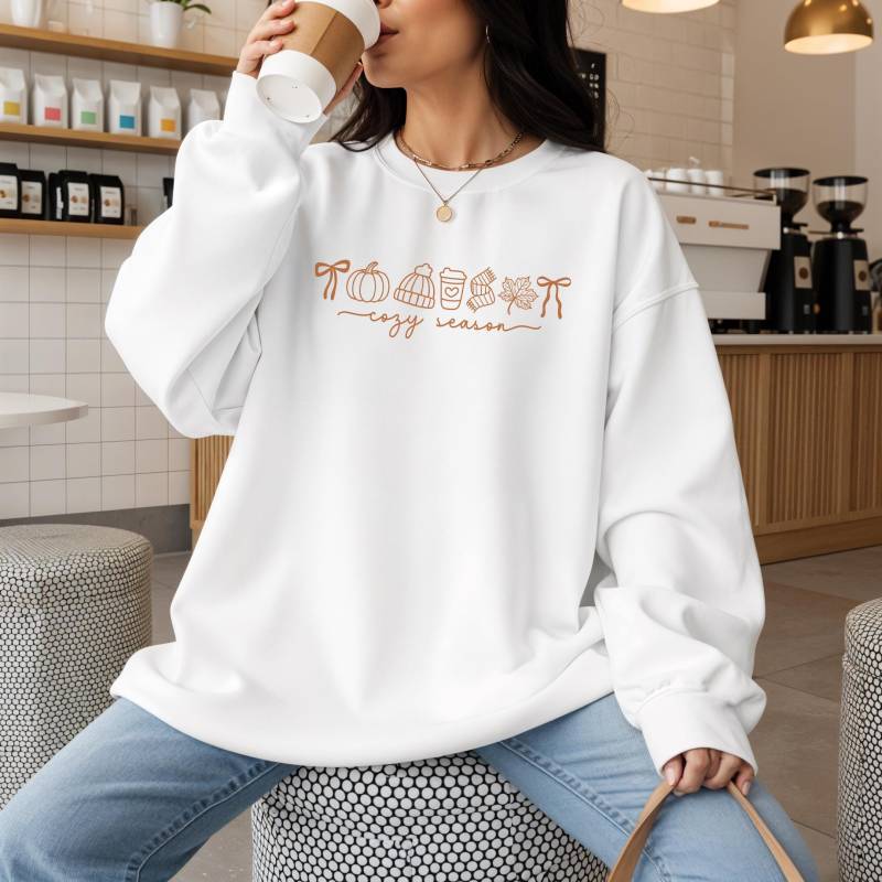 Cozy Season Sweater - Fall Motives Unisex Sweatshirt, Cute Style, Autumn Jumper, Warm Pullover, Seasonal Crewneck von LikaDesignsCo