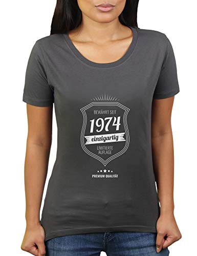 Lustiges Geburtstagsgeschenk 46-jähriger Jahrgang 1974 Geschenkidee zum 46 Geburtstag - Damen T-Shirt von KaterLikoli, Gr. L, Anthrazit von Likoli