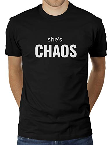 She's Chaos - Herren T-Shirt von KaterLikoli, Gr. XL, Deep Black von Likoli