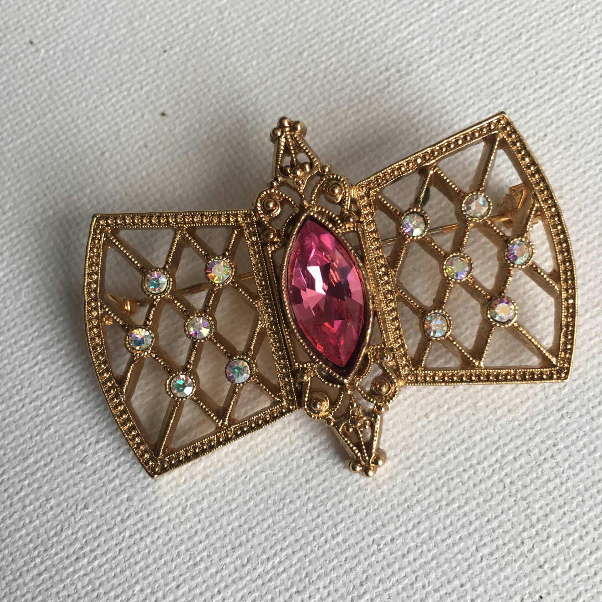 1928 Goldtone Rosa Und Klar Strass Brosche Auf Gitter Offene Arbeit 1928 Goldtone Rosa Und Klar Strass Brosche Auf Gitter Offene Arbeit von LilBitRetroChic