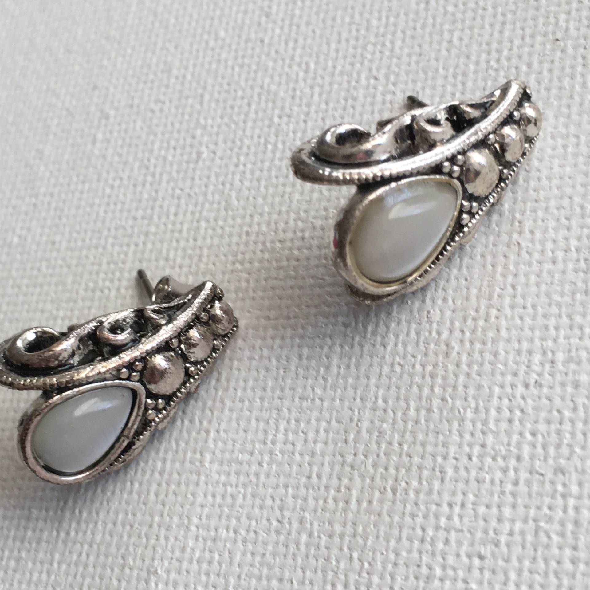 Silber Ton Scroll Arbeit Durchbohrt Ohrringe Mondstein Und Gehämmert Nagel Aussehen von LilBitRetroChic