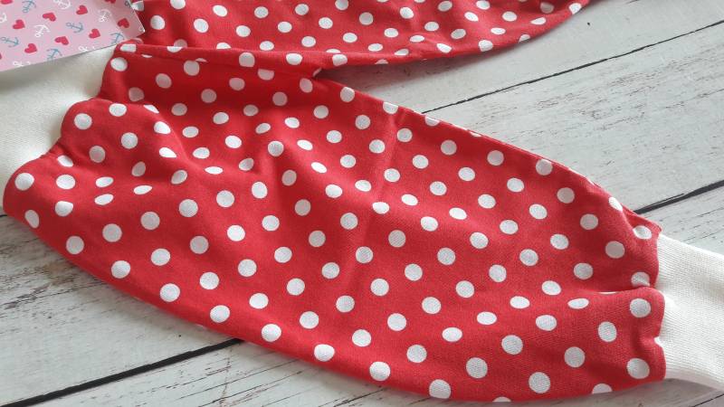 Baby Hose Rot Punkte Babykleidung Geburt Erstausstattung Babyhose Pumphose Dots Gr.62/68 von LilaEmmi