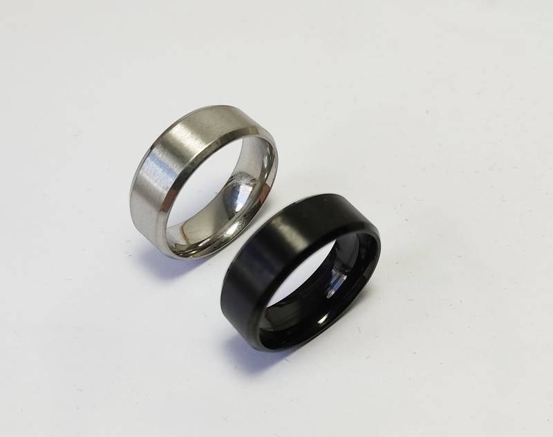 Matt Edelstahlring Fingerring Ring Edelstahl Silber Schwarz Herren Männer Einfach Schlicht 8 Mm Breit Dicker Herrenring Männerringe von LilaLaVi