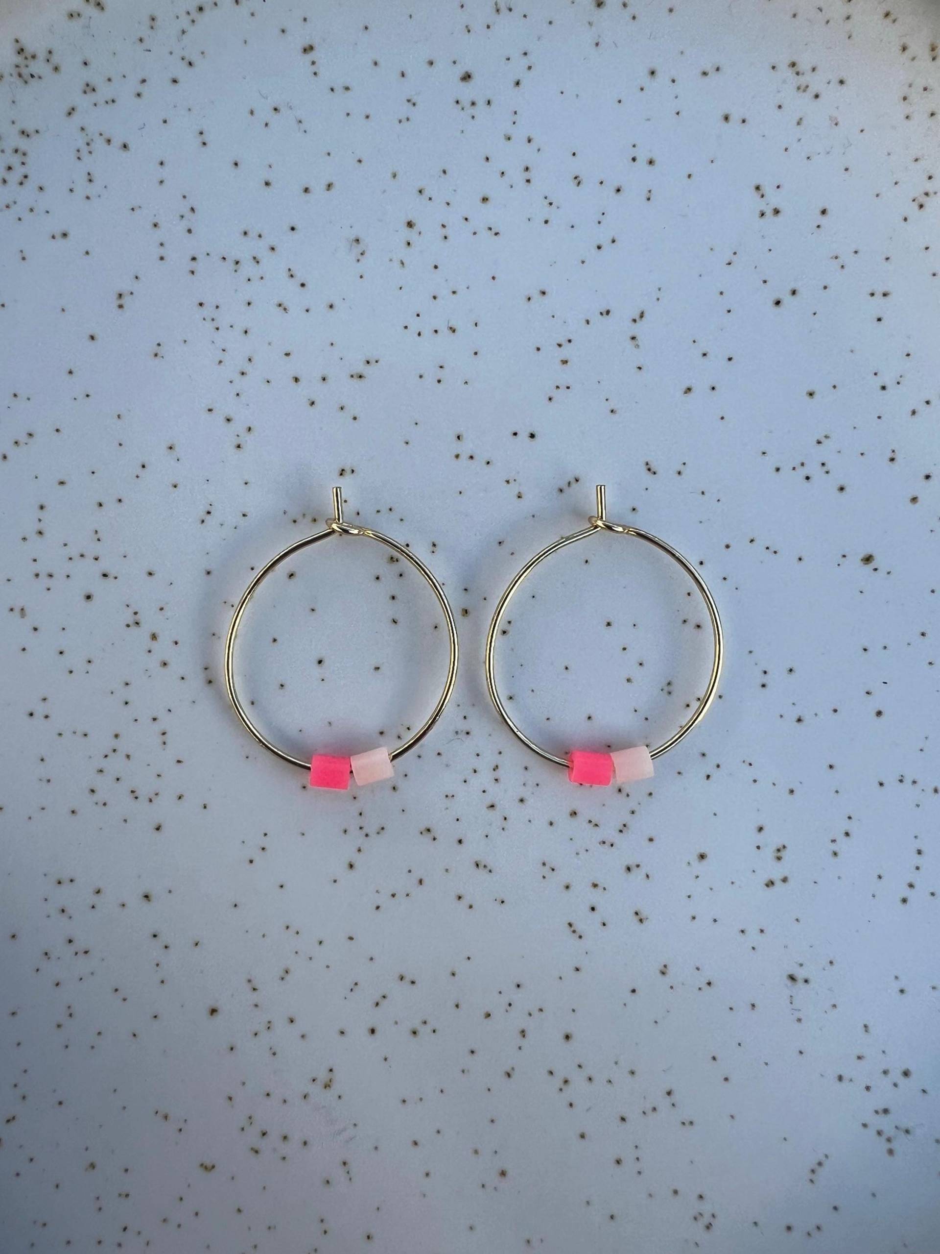 Dünne Creolen Mit Perlen 18 Karat Vergoldete Hoops 15/20mm Kreis Runde Ohrringe Neon Pink Hellrosé Dünne Creolen Mit Perlen 18 Karat Vergoldete Hoops 15/20mm Kreis Runde Ohrringe Neon Pink Hellrosé von LilaLunda