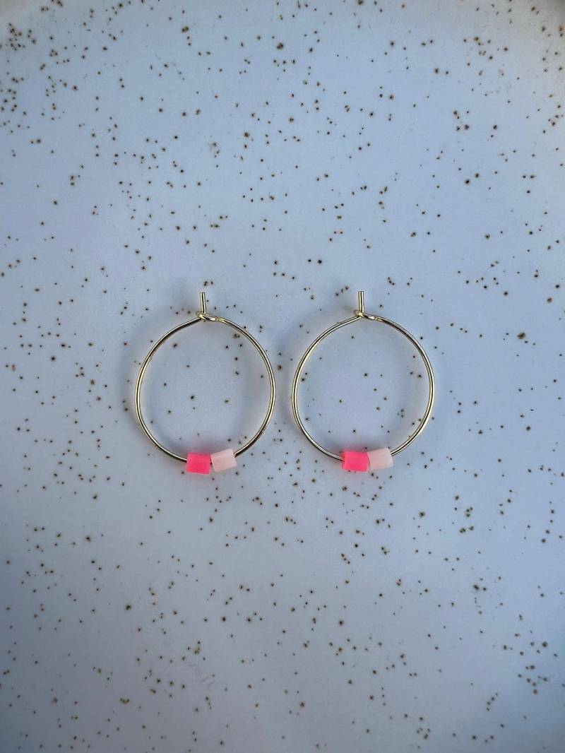 Dünne Creolen Mit Perlen 18 Karat Vergoldete Hoops 15/20mm Kreis Runde Ohrringe Neon Pink Hellrosé Dünne Creolen Mit Perlen 18 Karat Vergoldete Hoops 15/20mm Kreis Runde Ohrringe Neon Pink Hellrosé von LilaLunda