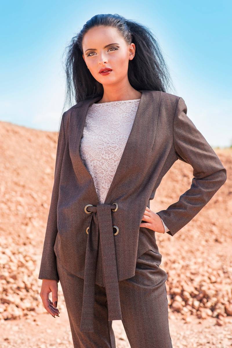 Moderner Dunkelbrauner Damen-Blazer Aus Weicher Wolle Mit Gürtel, Elegante Anzugjacke von LilaStyleHouse