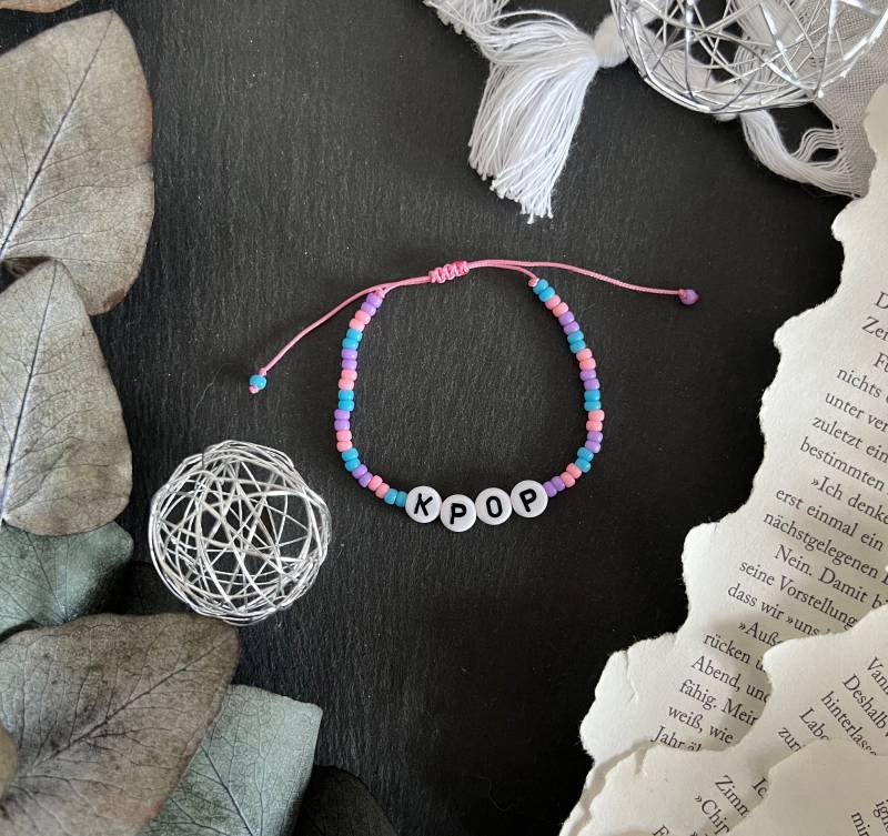 Kpop Fandom Rocailles Makramee Bracelet | Lilacflowersshop Kpop Fandom Rocailles Makramee Bracelet | Lilacflowersshop von LilacFlowersShop