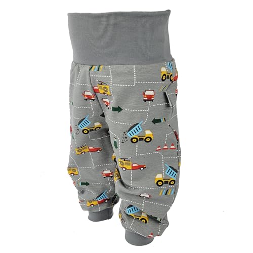 Lilakind“ Baby Kinder Pumphose Baufahrzeuge – Grau mit Baustellen-Motiv – Mitwachshose aus Jersey – Handgemacht – Bequeme Spielhose für Jungen & Mädchen Größe 116/122 von Lilakind