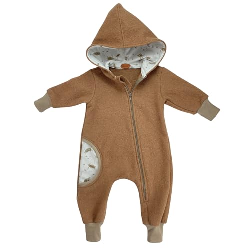 Lilakind Wollwalk Overall Baby & Kleinkind – Caramel mit Schildkröten-Innenfutter – Walkanzug mit Tasche – Größe 86-92 - Handgefertigt – Unisex von Lilakind