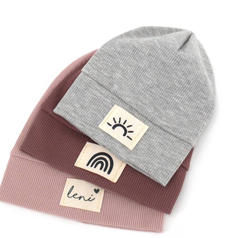 Beanie Rib Jersey Mit Personalisiertem Patch I Viele Farben Patchauswahl Hipster Mütze Dünn von LilaliDE
