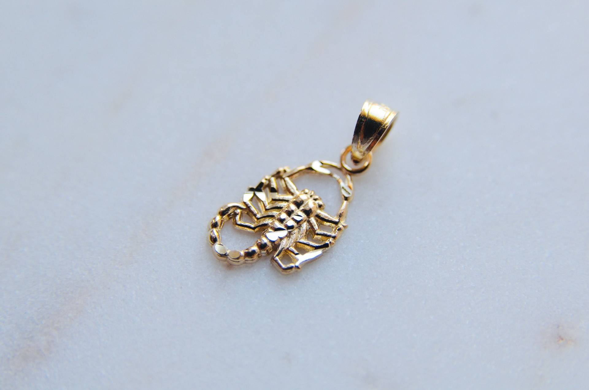 Echtes 14K Gelbgold Mini Skorpion Anhänger Sternzeichen Charm Halskette New Escorpion Dije Oro Echtes 14K Gelbgold Mini Skorpion Anhänger Sternzeichen Charm Halskette New Escorpion Dije Oro von LildreamStore