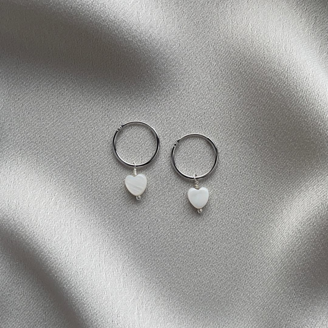 Kreolen Aus Echtem Silber Mit Echt Perlmutt Herzanhänger, Ohrringe Minimalistisch Und Romantisch von LilemiJewels