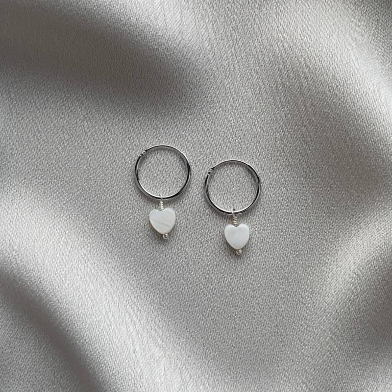 Kreolen Aus Echtem Silber Mit Echt Perlmutt Herzanhänger, Ohrringe Minimalistisch Und Romantisch Kreolen Aus Echtem Silber Mit Echt Perlmutt Herzanhänger, Ohrringe Minimalistisch Und Romantisch von LilemiJewels
