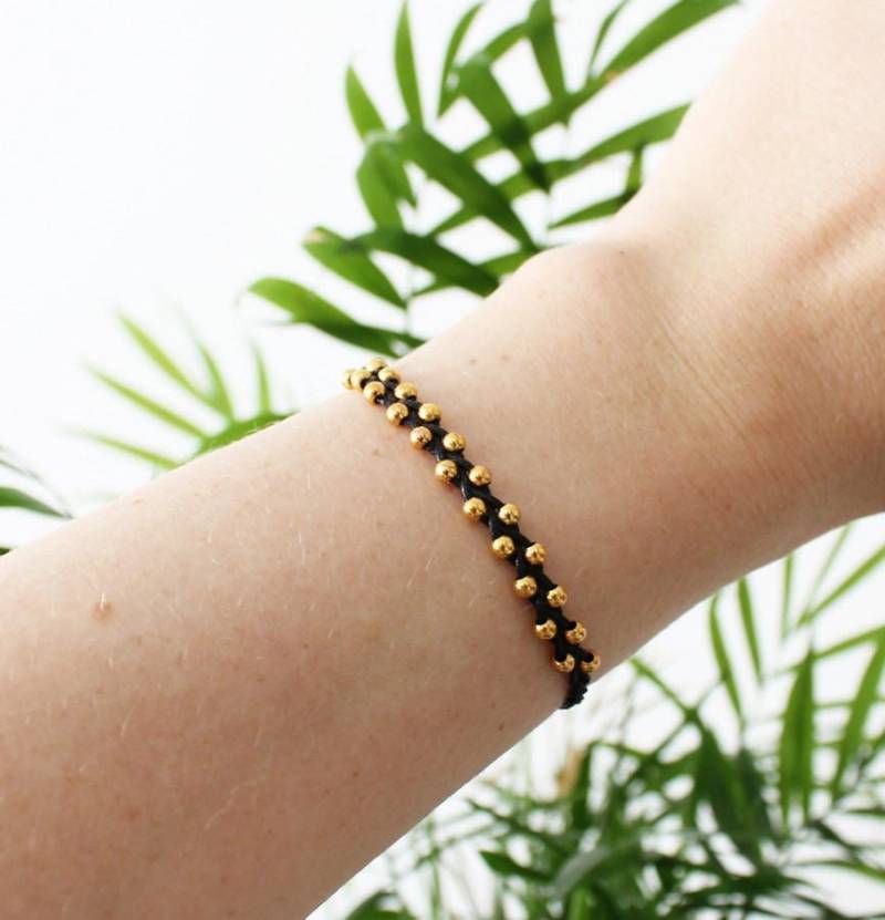 Armband "Lumineszenz Ich" Gesponnen Gold Perlen, Schwarze Schnur Und Button Holz von LiliLor