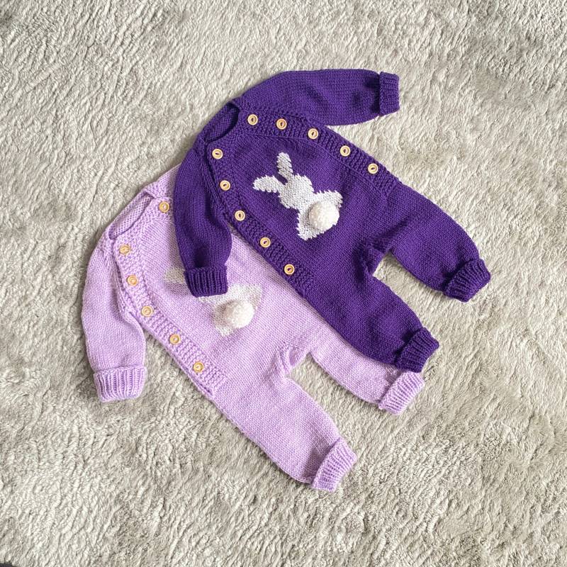 Baby Strampler Handgestrickt - Strickkleidung Für 3-6 Monate Mit Hasenmuster in Verschiedenen Farben Zur Auswahl Geschenkidee von LiliaStrickzauber